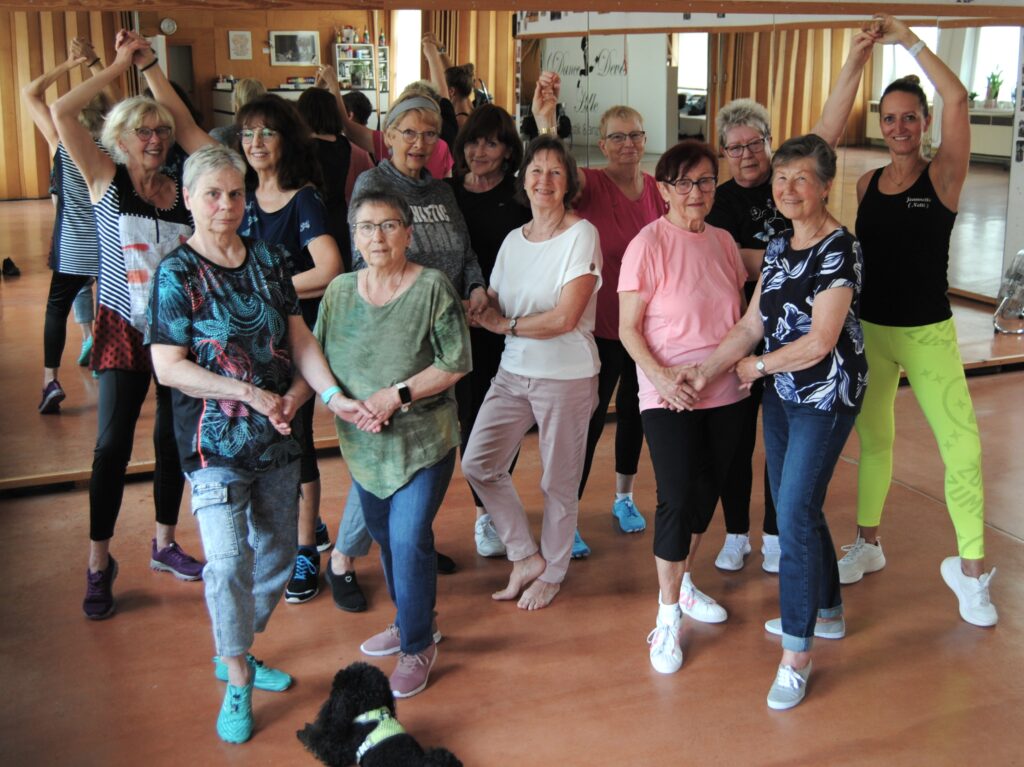 Line Dance und Kreistänze - Tanzbewegung in der Gruppe